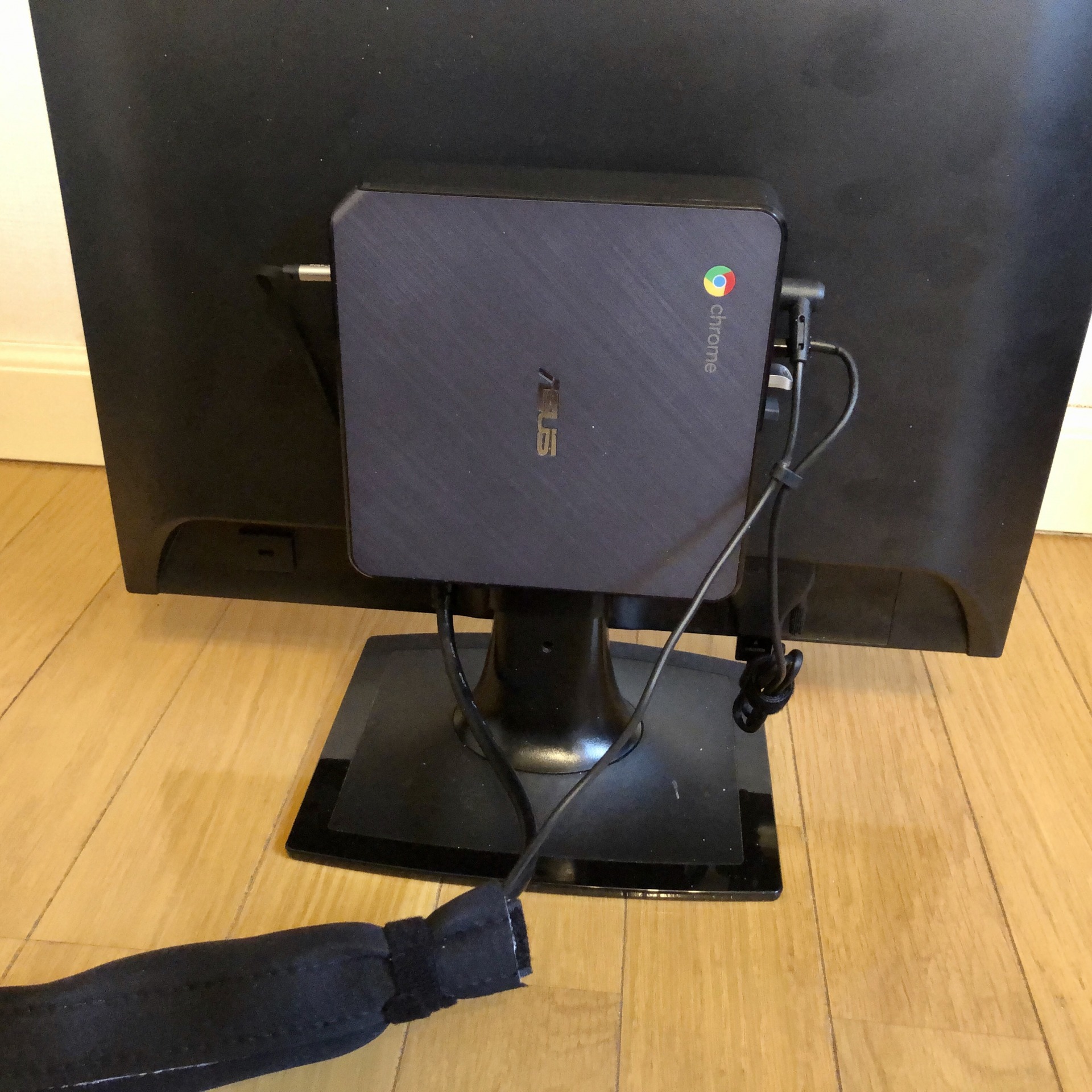 ディスプレイ背面にマウント