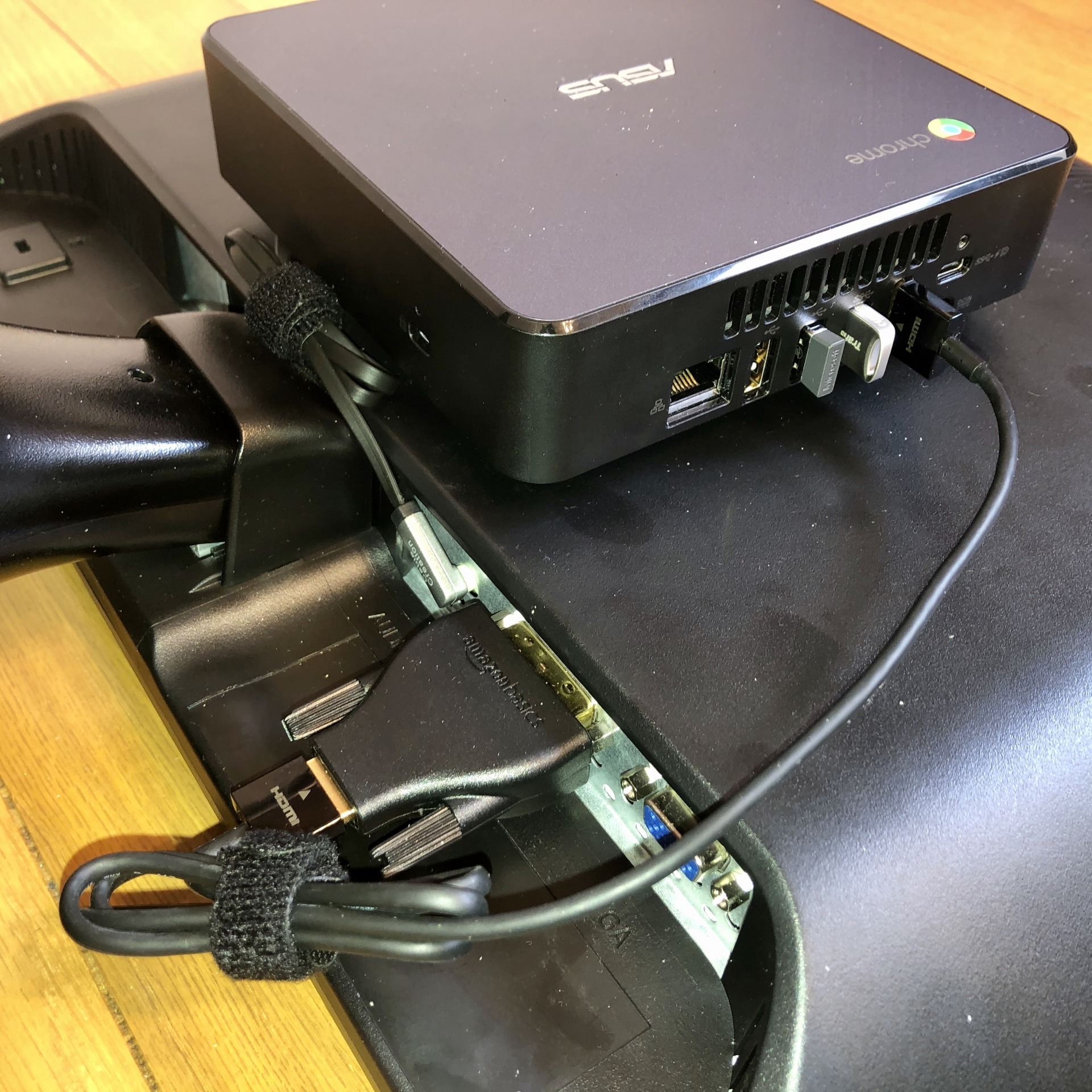 ディスプレイ背面にマウント