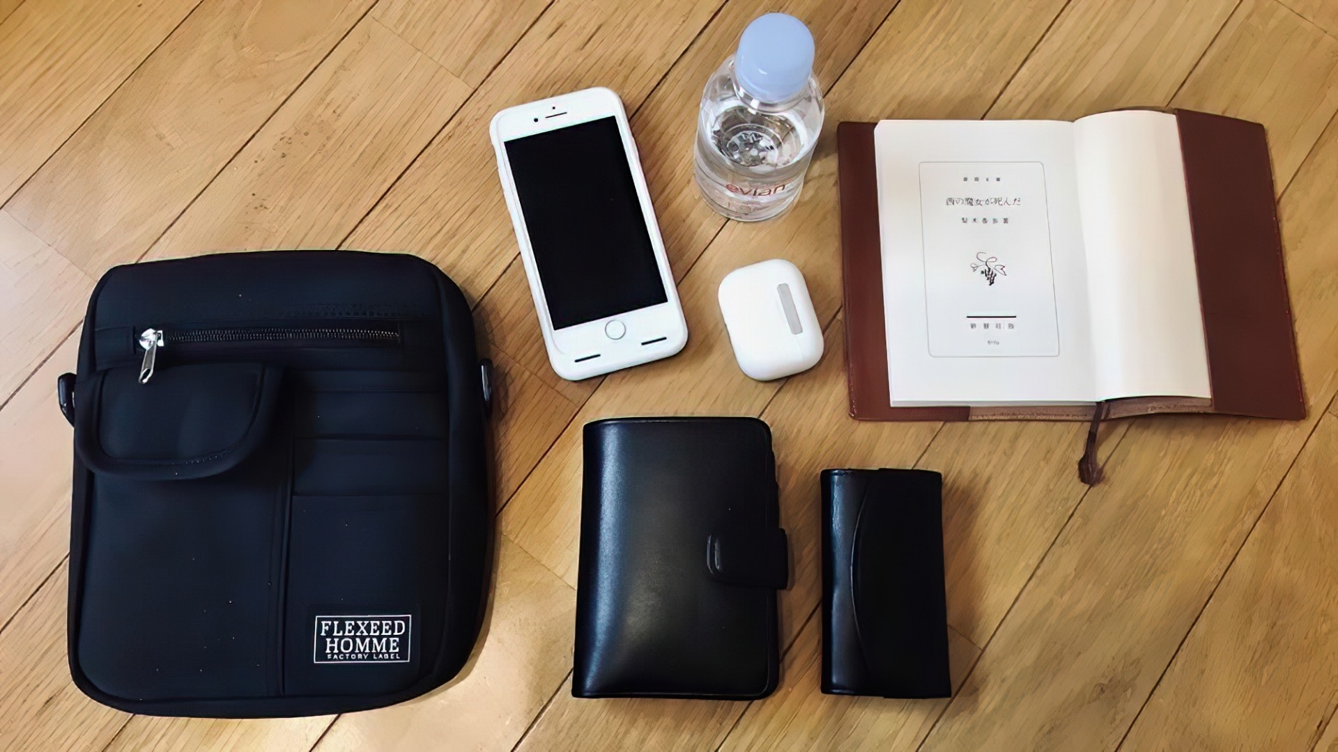 ミニマリストの手荷物が並べてある